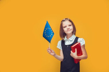 Avrupa Birliği bayrağı ve kitabı elinde tutan tatlı bir kız öğrenci. Avrupa 'da Eğitim kavramı 