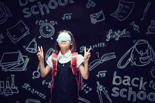 Vサインをジェスチャーで医療マスクで楽しく女子校生。ウイルス対策。Covid-19の勝利 — ストック写真