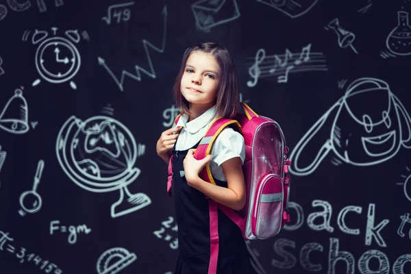 Jolie écolière caucasienne se préparant à aller à l'école avec un sac à dos. Concept de retour à l'école — Photo