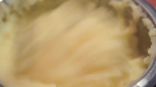 Le processus de fabrication de purée avec de la crème ou du lait à l'aide de la purée de pommes de terre en acier inoxydable, fermer. Recette étape par étape pour préparer de délicieux plats végétariens ou de légumes pour la cuisine blog — Video