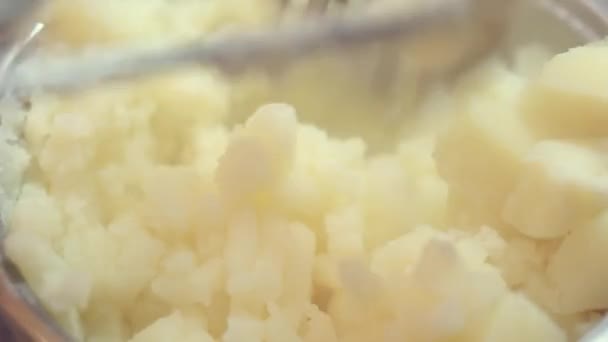 ステンレス製のジャガイモのマスターを使用してクリームやミルクでピューレを作るプロセスを閉じます。料理ブログのためのおいしい野菜やベジタリアン料理を準備するためのステップバイステップのレシピ — ストック動画