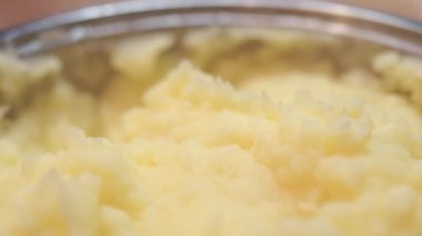 Taze pişmiş patates püresi duman, tencerede buhar.