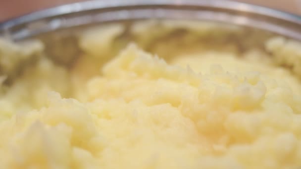 Freshly cooked mashed potatoes smoke, steam in a saucepan — Stock Video