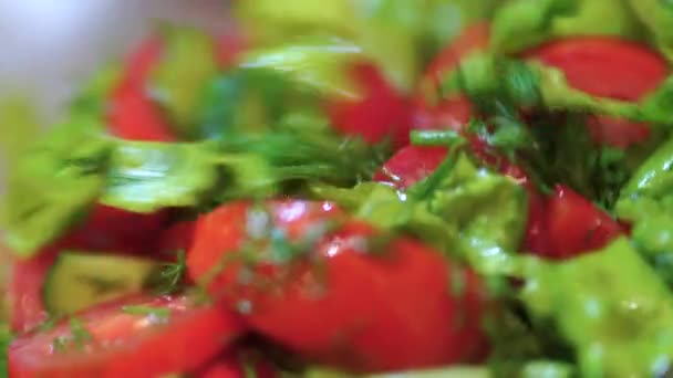 Salada de verão de verduras frescas em uma xícara. — Vídeo de Stock