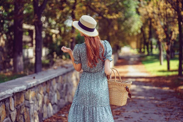 Verão indiano. Costas de mulher ruiva caminha no parque usa em fluttering vestido olha para os lados — Fotografia de Stock