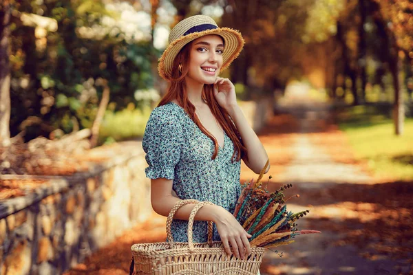Fröhliches rothaariges Mädchen spaziert allein im Herbstpark an sonnig warmen Tagen und hält Handtasche Indian Summer — Stockfoto