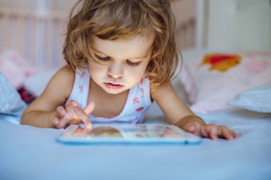 küçük kız oyun tablet