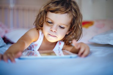 küçük kız oyun tablet