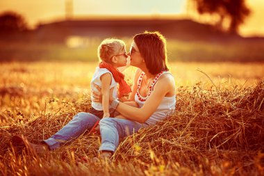 Genç mutlu güzel anne ve kızı. Mutlu aile eğleniyor birlikte.