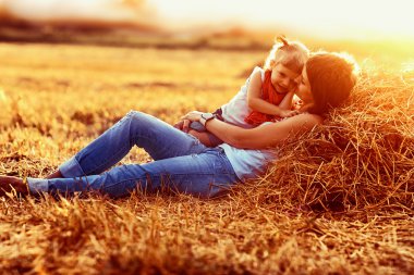 Genç mutlu güzel anne ve kızı. Mutlu aile eğleniyor birlikte.