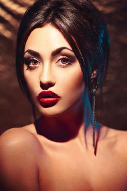 Güzellik moda Koyu kıllı modeli