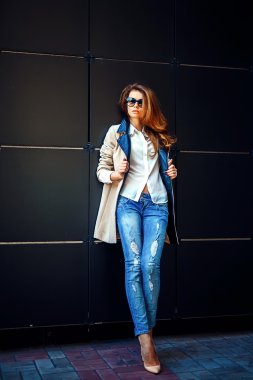 Kız bej bir palto ve kot