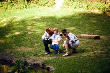 Mutlu aile geleneksel küçük oğlu ile Ukrayna elbise