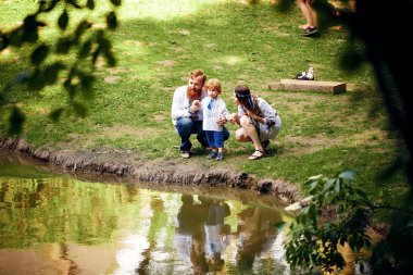 Mutlu aile geleneksel küçük oğlu ile Ukrayna elbise