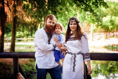Mutlu aile geleneksel küçük oğlu ile Ukrayna elbise