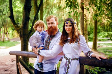 Mutlu aile geleneksel küçük oğlu ile Ukrayna elbise