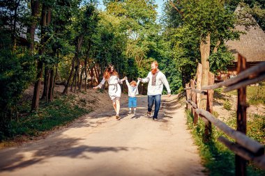 Mutlu aile geleneksel küçük oğlu ile Ukrayna elbise