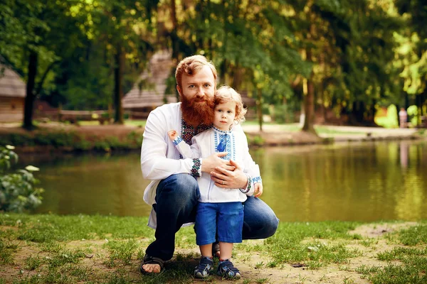 Ukrainien père et un fils avoir du plaisir — Photo