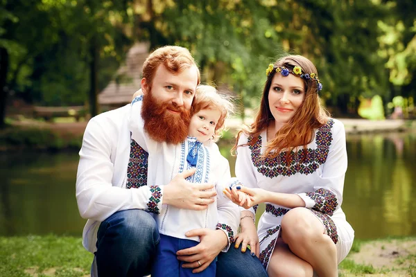 Mutlu aile geleneksel küçük oğlu ile Ukrayna elbise