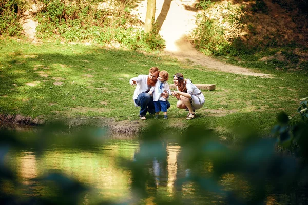 Glückliche Familie mit kleinem Sohn in traditioneller ukrainischer Kleidung — Stockfoto