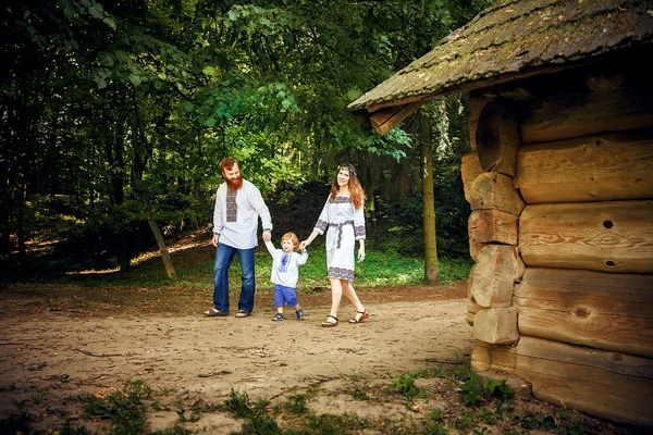 Família feliz com filho pequeno em vestido tradicional ucraniano — Fotografia de Stock