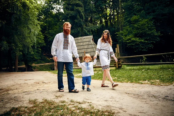 Joyeux famille avec petit fils en robe ukrainienne traditionnelle — Photo