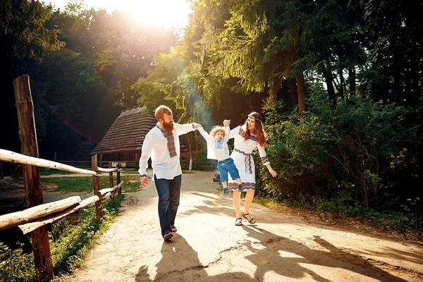 Famiglia felice con piccolo figlio in abito tradizionale ucraino — Foto Stock