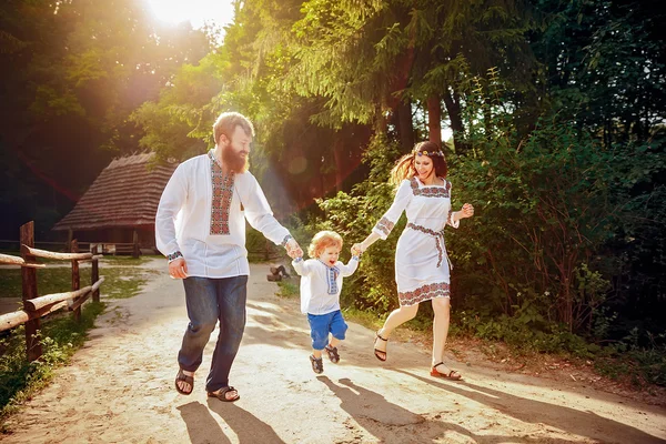 Família feliz com filho pequeno em vestido tradicional ucraniano — Fotografia de Stock