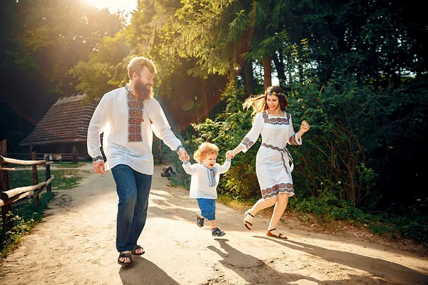 Família feliz com filho pequeno em vestido tradicional ucraniano — Fotografia de Stock