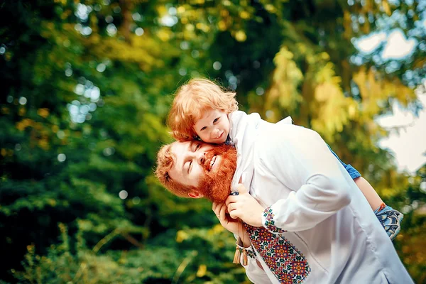 Ukrainien père et un fils avoir du plaisir — Photo