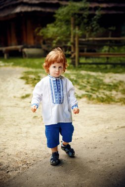 Ukraynalı bir yaşındaki çocuk atlar ve mutlu bir park açık havada oynar. Komik küçük çocuk. Yaz saati.