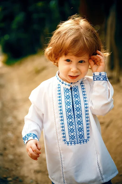 Ουκρανική αγόρι ενός έτους άλματα και να παίζει, ευτυχώς, σε ένα πάρκο, σε εξωτερικούς χώρους. Αστεία μικρό αγόρι. Θερινή ώρα. — Φωτογραφία Αρχείου