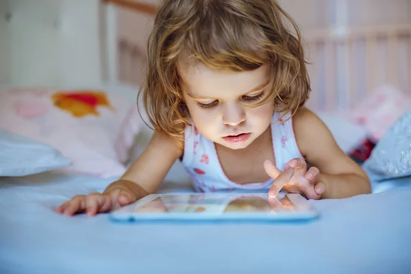 小さな女の子再生タブレット — ストック写真