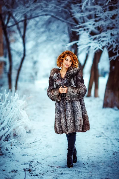 Winter meisje in luxe bontjas — Stockfoto