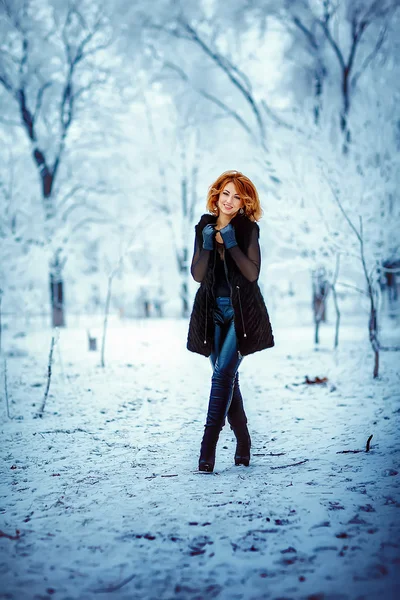 Chica de invierno en abrigo de piel de lujo — Foto de Stock