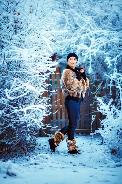 Chica de invierno en abrigo de piel de lujo — Foto de Stock