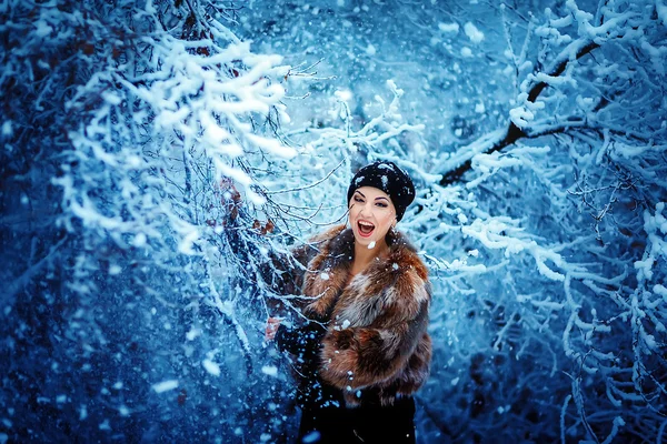 Зимняя девочка в роскошном меховом пальто — стоковое фото