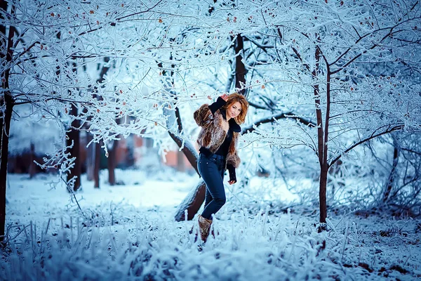 Winter meisje in luxe bontjas — Stockfoto