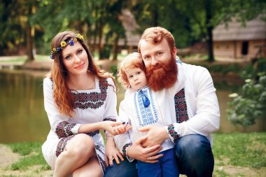 Mutlu aile geleneksel küçük oğlu ile Ukrayna elbise