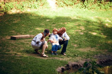Mutlu aile geleneksel küçük oğlu ile Ukrayna elbise