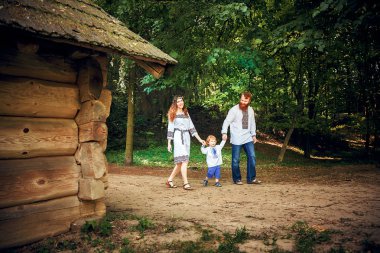 Mutlu aile geleneksel küçük oğlu ile Ukrayna elbise