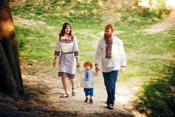 Família feliz com filho pequeno em vestido tradicional ucraniano — Fotografia de Stock