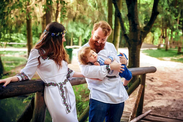 Joyeux famille avec petit fils en robe ukrainienne traditionnelle — Photo