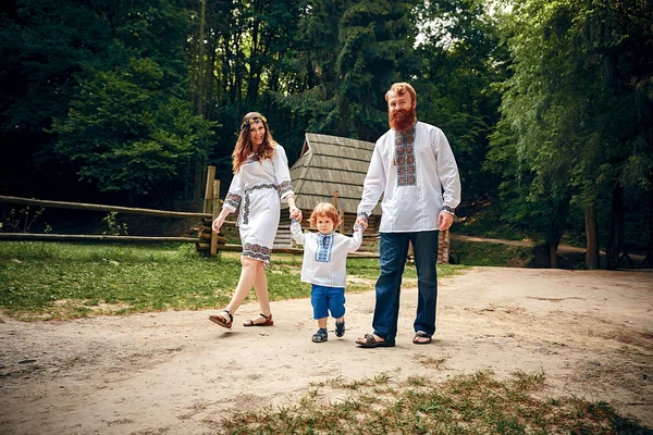 Joyeux famille avec petit fils en robe ukrainienne traditionnelle — Photo