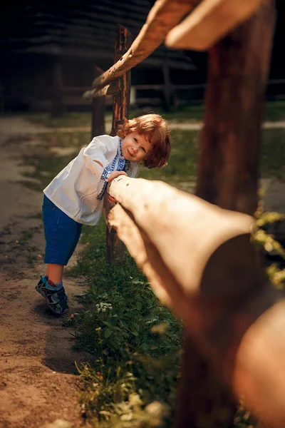 Família feliz com filho pequeno em vestido tradicional ucraniano — Fotografia de Stock