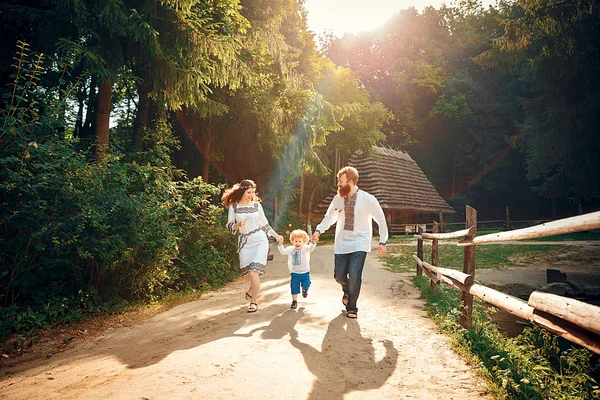 Lycklig familj med lille son i traditionella ukrainska klä — Stockfoto