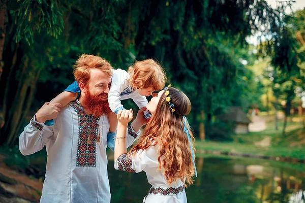 Familia feliz con hijo pequeño en vestido tradicional ucraniano —  Fotos de Stock