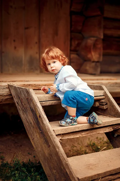 Famiglia felice con piccolo figlio in abito tradizionale ucraino — Foto Stock