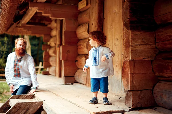 Ευτυχισμένη οικογένεια με μικρό γιο του στην παραδοσιακή ουκρανική φόρεμα — Φωτογραφία Αρχείου