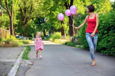 Anne ve kızı oynuyor pembe hava balonları ile